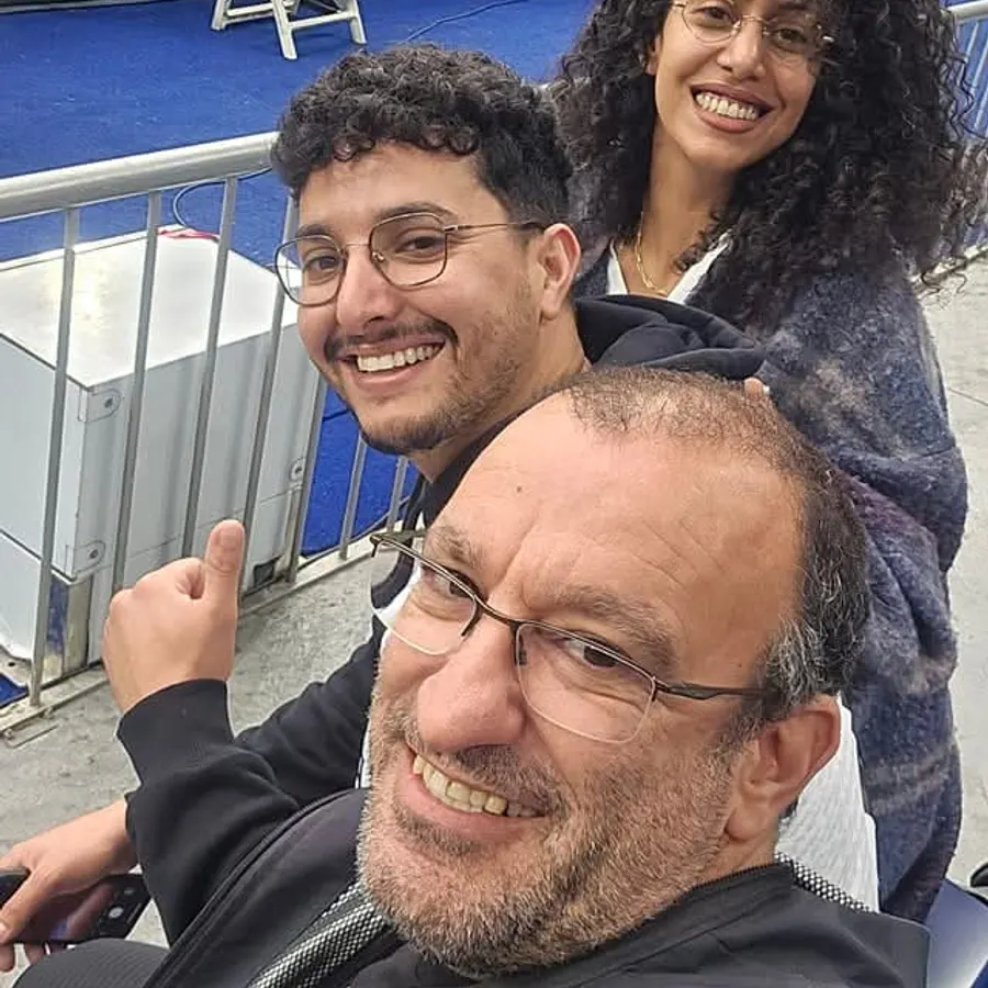 אוהדים מחייכים ביציע בסנטיאגו ברנבאו
